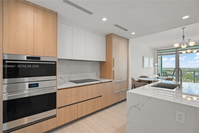 Building Photo - 2411 Laguna Cir