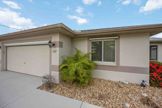 Building Photo - Nestled in the picturesque community of Rotonda Lakes!