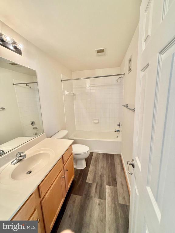 Building Photo - 6814 Sabbarton Pl