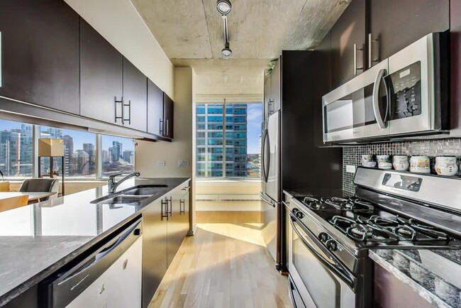 Building Photo - 611 S Wells St