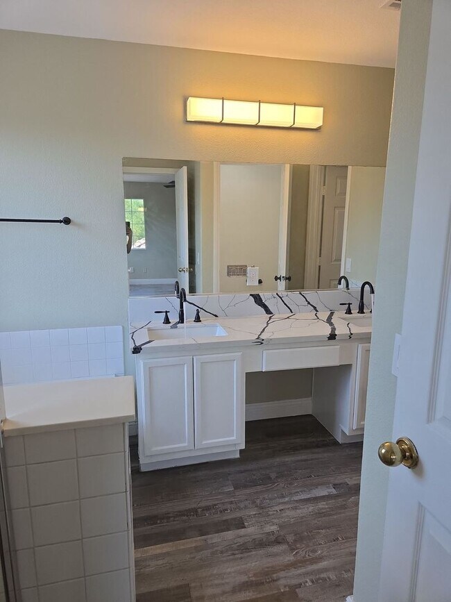 Building Photo - A Fabulous 4 Bedroom Home in Peccole Ranch