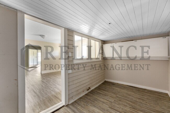 Building Photo - 211 W Main St