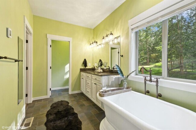 Building Photo - Stunning Columbia Falls Home w/horse pasture