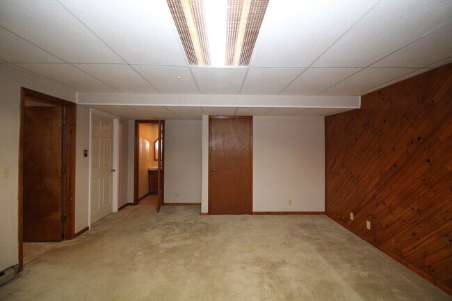 Building Photo - Huge 3 Bed 2.5 Bath home Overland Park