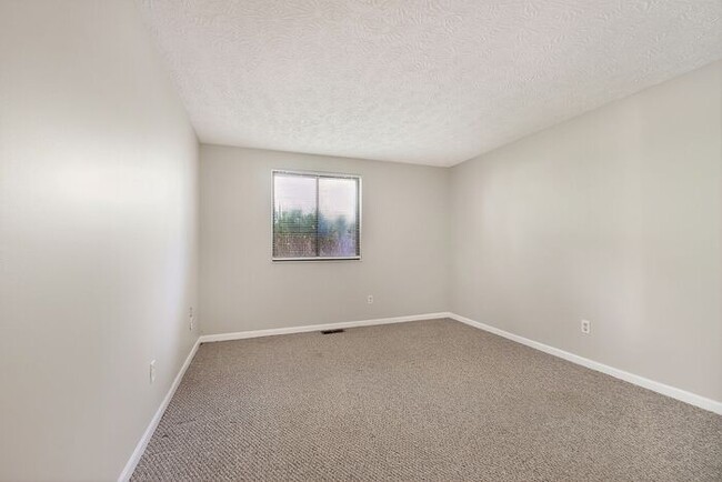 Building Photo - Beautifully Home with Large Backyard & 2-Car Garage in York Subdivision