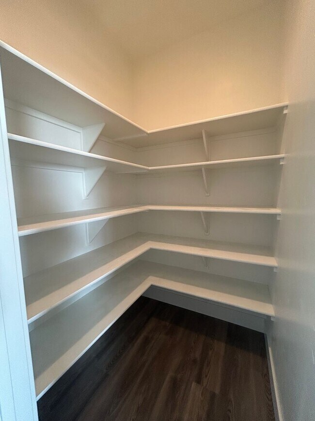 Building Photo - Luxury 3 Bedroom, 2 Bath Home with Granite Kitchen & Fenced Yard