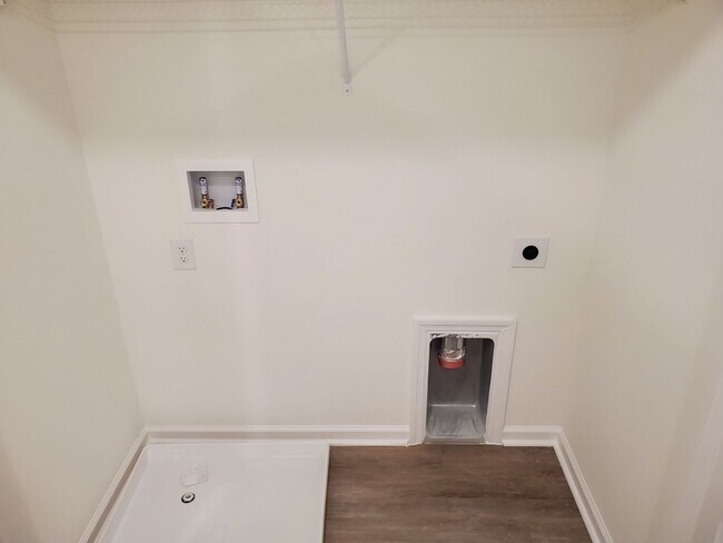 Building Photo - 3 BEDROOM 2.5 BATH TOWNHOME