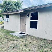 Building Photo - 530 SW Prima Vista Blvd