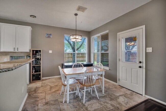 Building Photo - 301 Oak Creek Ln