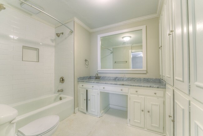 Building Photo - Beautiful 3 bed/3 full baths PLUS flex spa...