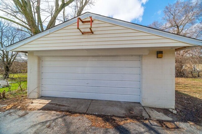 Building Photo - 687 Scriven Ave