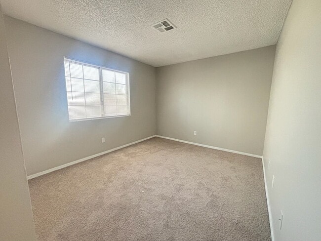 Building Photo - 2 Bed / 1 Bath open floor plan with new LVP and private washer/dryer!