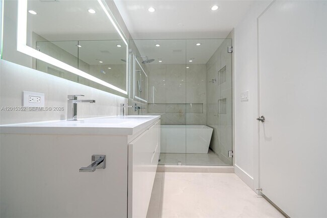Building Photo - 900 Biscayne Blvd