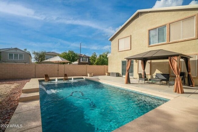 Building Photo - 5 bed - 3 bath in Litchfield with Pool!
