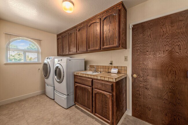Building Photo - 3 Bedroom 2.5 Bathroom SFH in Los Altos!
