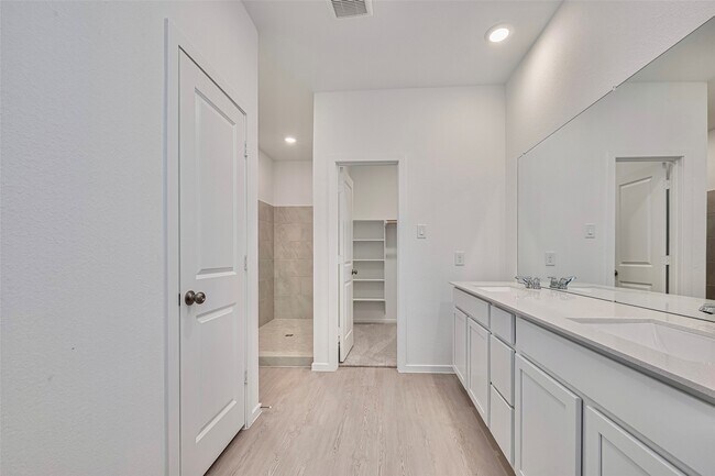 Building Photo - 6822 Yellow Jessamine Ln