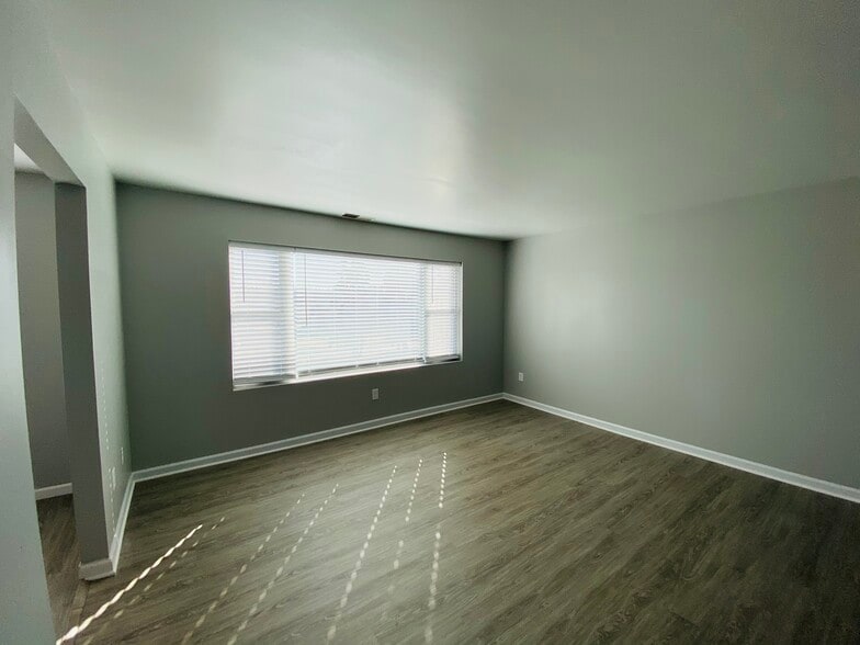 LIVING ROOM - Marshfield Apartments