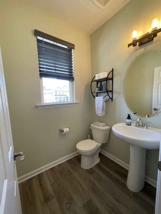 Building Photo - Huntington Pointe