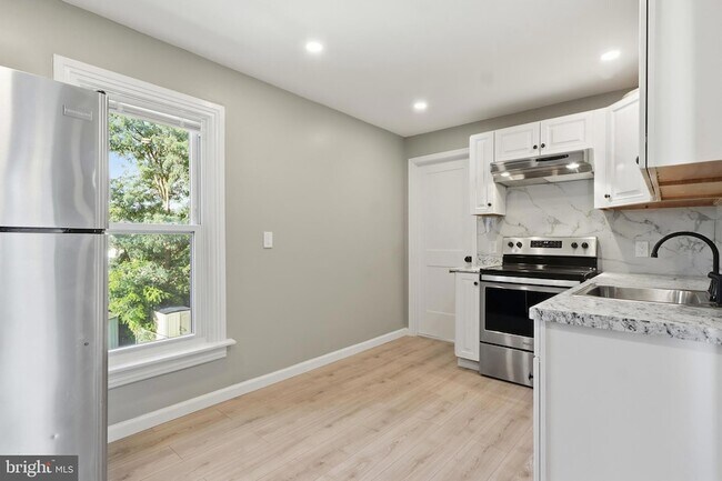 Building Photo - 219 3rd St