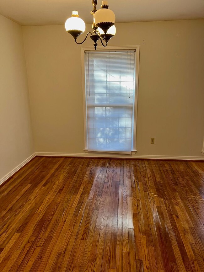 Building Photo - Brick home 3 bed and 2 bath