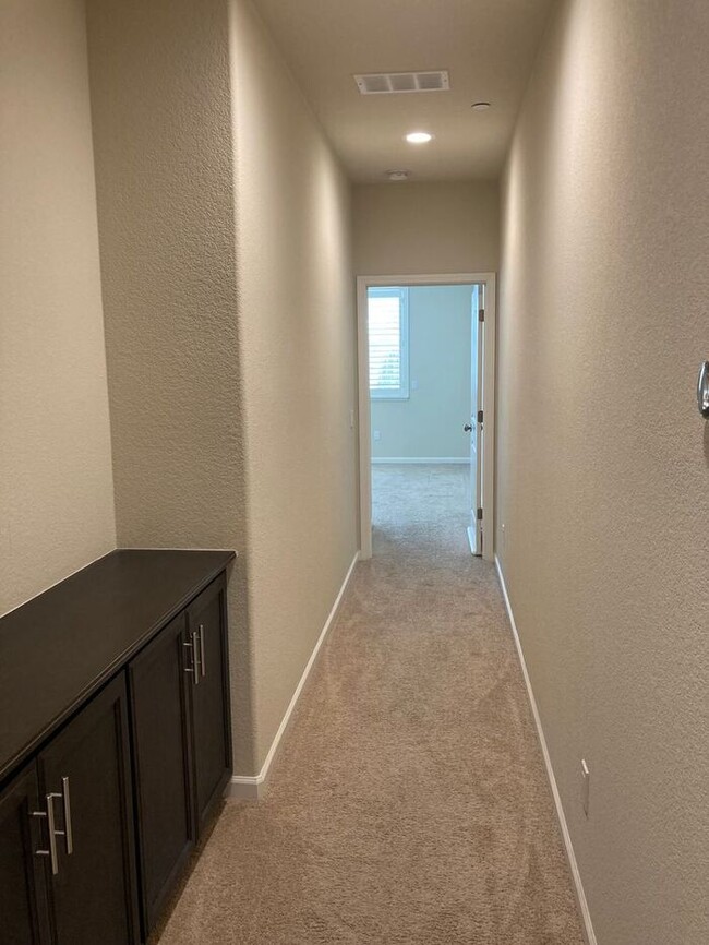 Building Photo - Modesto 4 Bedroom 3 Bathroom in the Rose V...