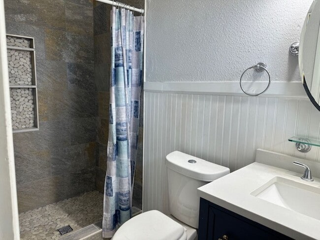 Building Photo - Harwood Floors - Granite Countertops - Mid...
