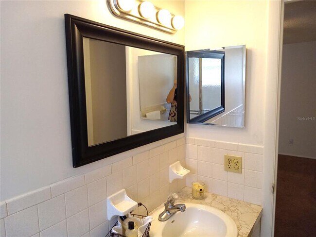 Building Photo - 2427 Rhodesian Dr