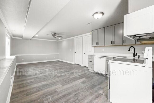 Building Photo - 4016 S Sunrise Dr