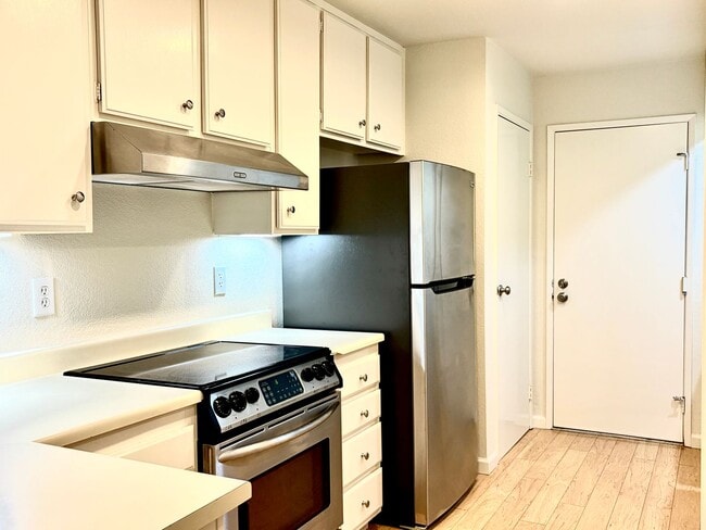 Building Photo - House like 2bed/1.5 Bath Condo with Spacious Corner Yard and 2 Car Garage