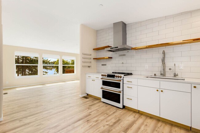 Building Photo - 3930 E Lake Sammamish Pkwy NE