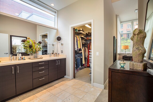 Building Photo - Modern Townhome Living in the Heart of Dow...