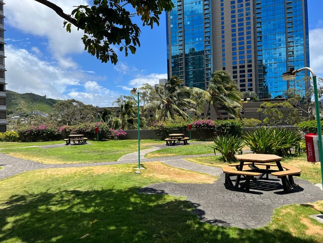 Building Photo - 2 Bedroom unit in Kukui Plaza