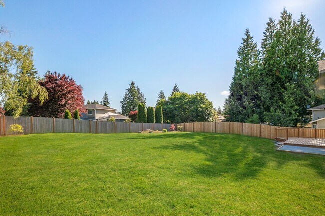 Building Photo - Inviting Everett Home Featuring 3 Bedrooms, Fireplace, and Fully Fenced Backyard