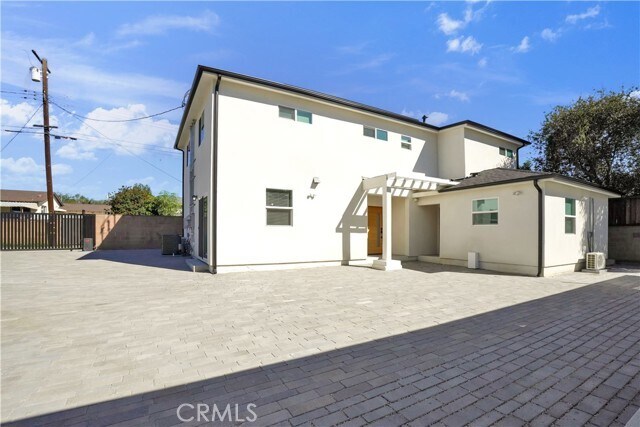 Building Photo - 18221 Chatsworth St