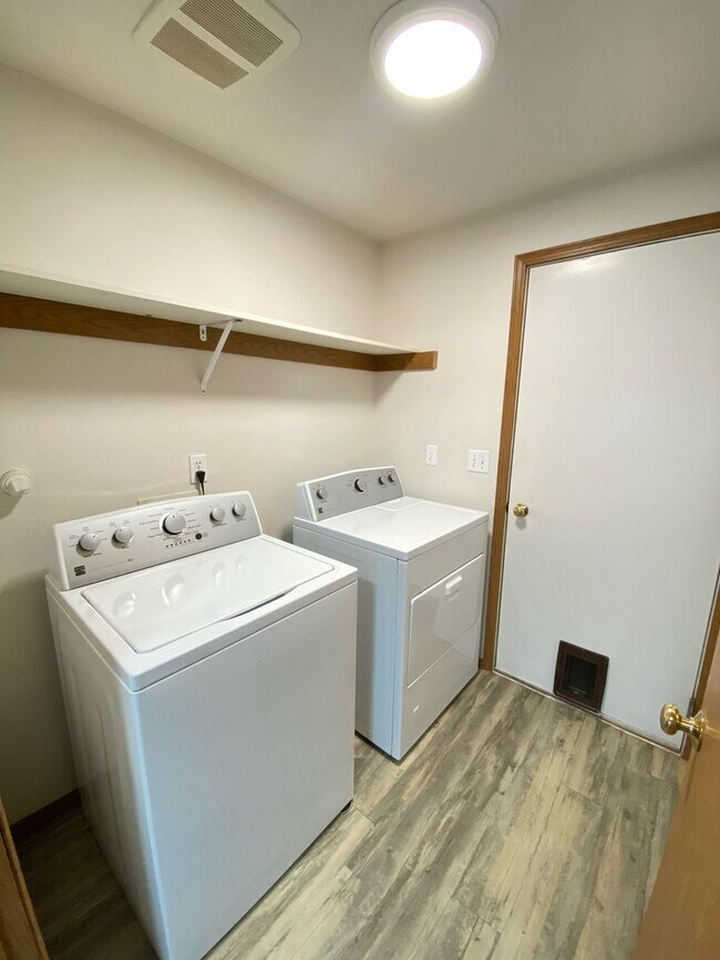 Building Photo - 3 Bed on Cul-de-sac with Great Backyard an...