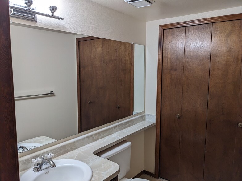Downstairs Bathroom - 6220 Pemberton Way