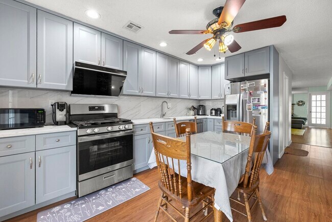 Building Photo - 77 W 17th St