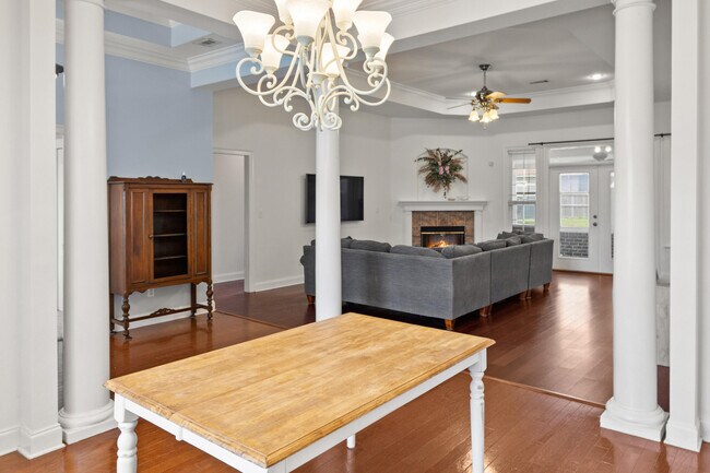 Building Photo - 2899 Chanterelle Cove