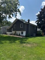 Building Photo - 426 SE Trilein Dr