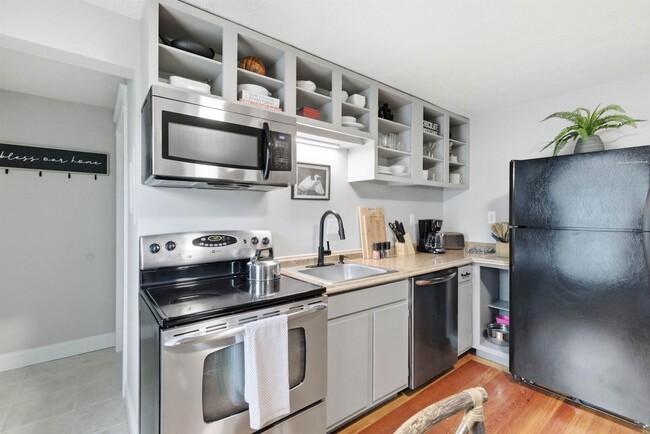 Building Photo - 65 S Elm St