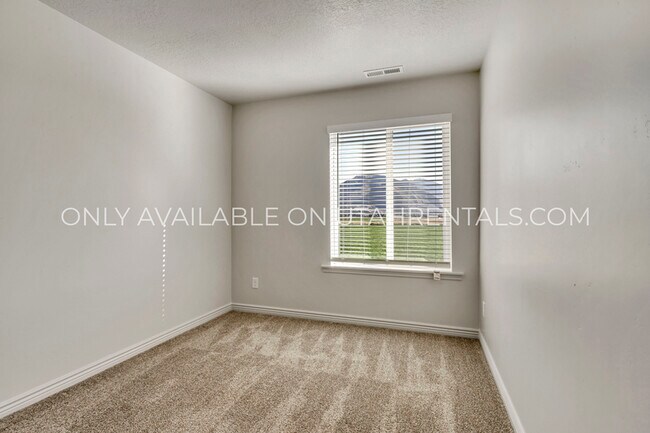 Building Photo - 2586 E 600 N