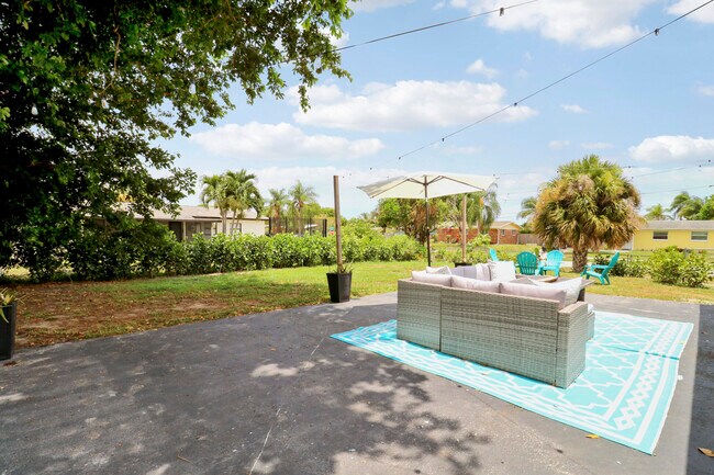 Building Photo - 3539 Everglades Rd