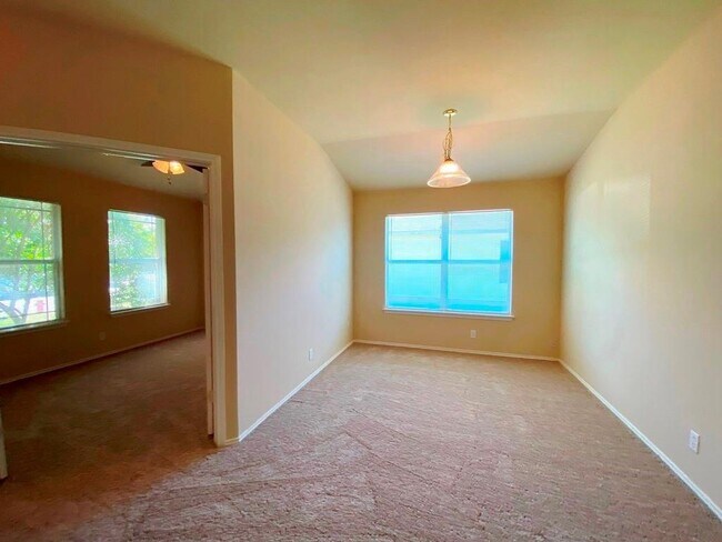 Building Photo - 218 Jennifer Ln