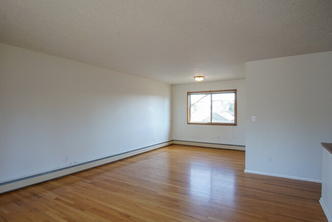 Building Photo - Large Clean Open Hillsdale apartment, Big ...