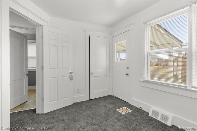 Building Photo - 415 Manistique St