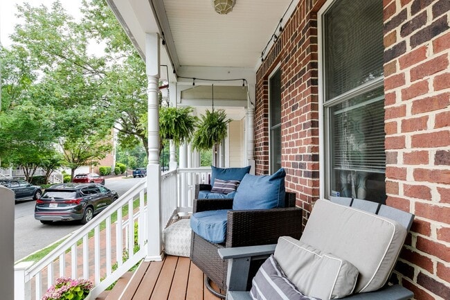 Building Photo - Gorgeous 3 Bedroom Townhome in Oregon Hill...