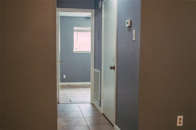 Building Photo - 13106 Hollowcreek Park Dr