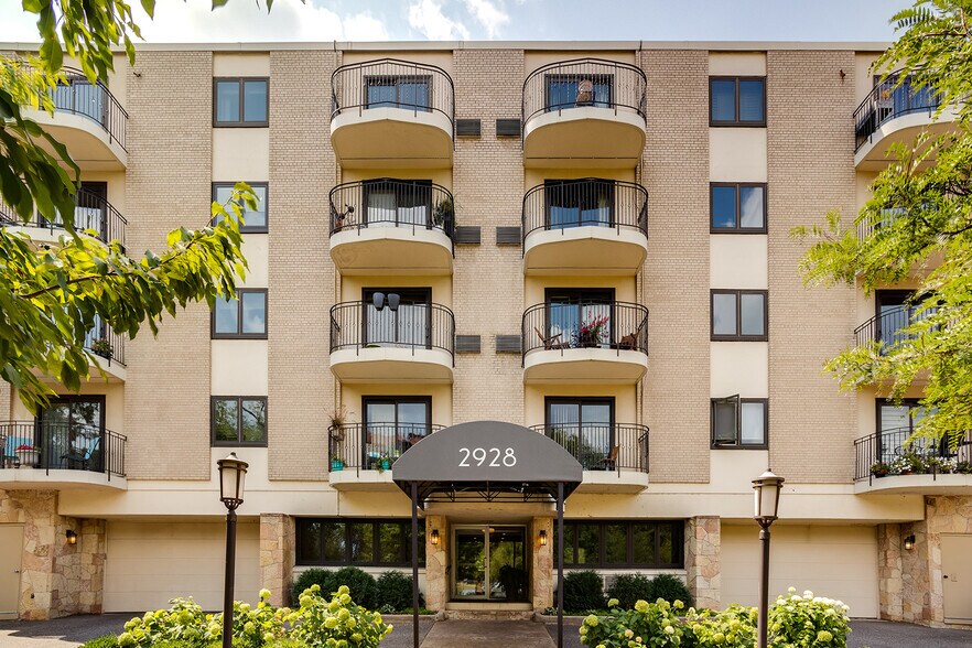 Welcome to 2928 Dean Parkway - 2928 Dean Pky