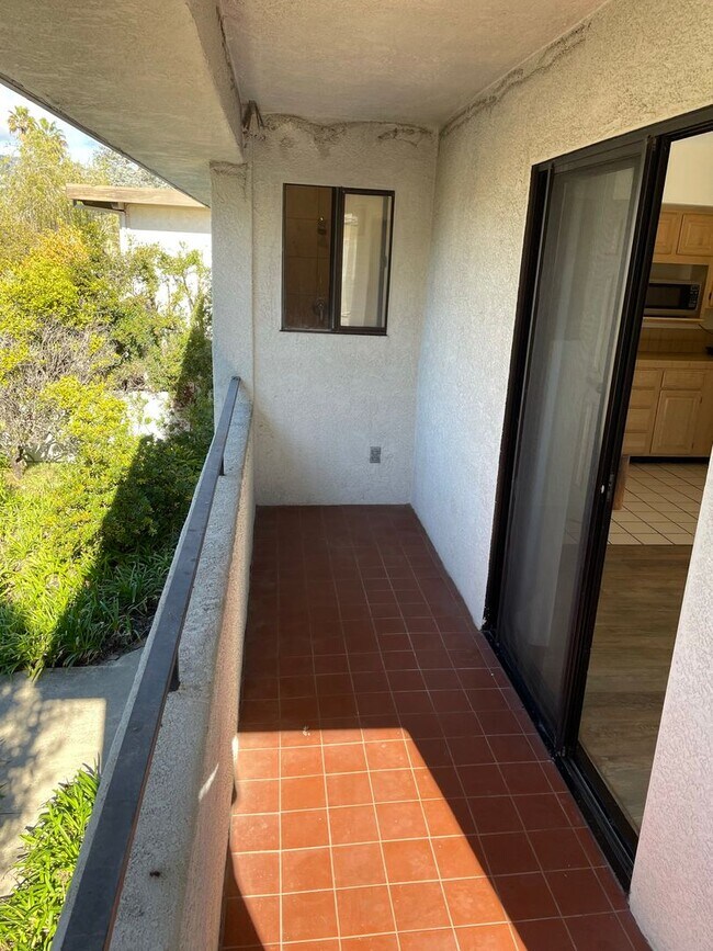 Building Photo - Large Upstairs Studio with Utilities Paid