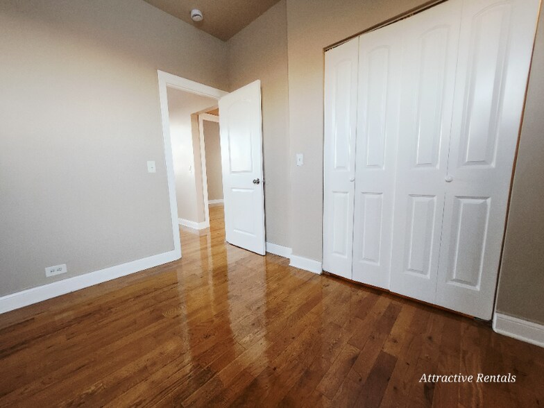 Building Photo - 6507 S Ingleside Ave